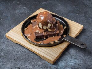 براوني شوكولاته | Brownies Chocolate Cake قطعة من الشوكولاته مع جوز وصلصة الشوكولاته الساخنة | A piece of chocolate brownie with walnuts and hot chocolate