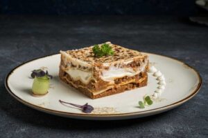 لازانيا | Lasagna لازانيا بالفرن مع لحمة البولونيز وصلصة البشاميل وجبنة الموزريلا | Lasagna slices with bolognese meat, Bacheamel sauce and mozzarella cheese
