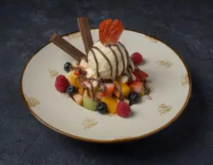 سلطة فواكة بلو جاردن المميزه | Blue Garden Fruit Sald Special تشكيلة من الفواكه الموسمية مع الايس كريم والنوتيلا والمكسرات | A variety of seasonal fruits with ice cream, nutella and nuts