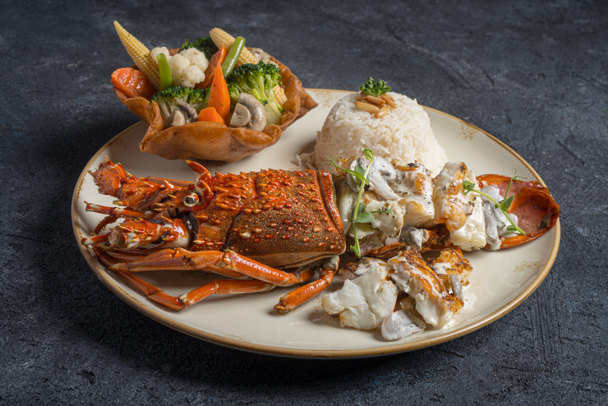 استكوزا مشوي-Grilled Lobster تقدم مع الارز وخضار السوتيه