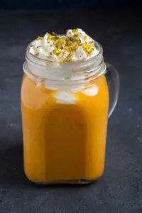 كوكتيل بلو جاردن فروتي | Blue Garden Fruity Cocktail تشكيلة من قطع الفواكة والمكسرات مغطاة بالكريمة | slices and nuts topped with cream